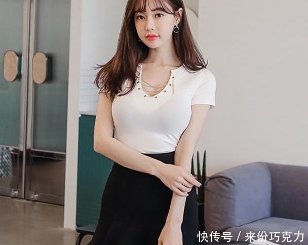 黑色的半身裙,端庄优雅显气质,更增添了成熟女人韵味