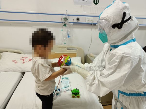 王萌|“大白妈妈”：希望孩子忘记我们