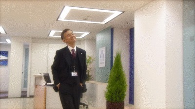 |搞笑GIF图：新娘子你有点过分了，拉的有点高了啊！