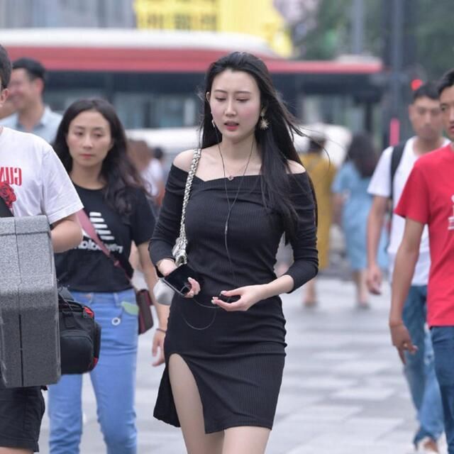 背心|路人街拍，美女搭配荧光色背心，穿出属于自己的完美气质