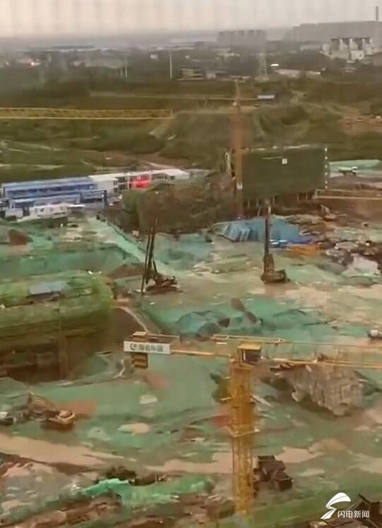 脚手架|济南绿城春来晓园脚手架被狂风刮倒，为拿预售证盖假6层？