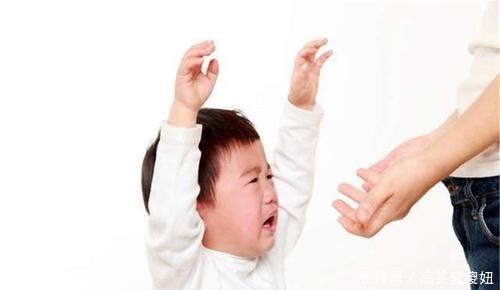 父母|为何孩子被吼后还求抱?“不记仇”的原因让人心疼,你还敢吼吗