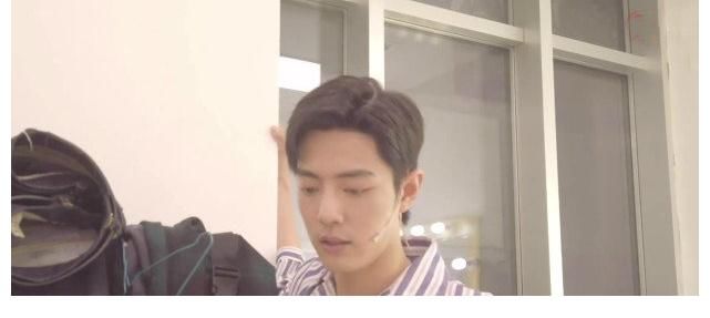 斗罗大陆|肖战和工作人员PK做俯卧撑，以一敌三一口气做65个，最后似累到晕眩