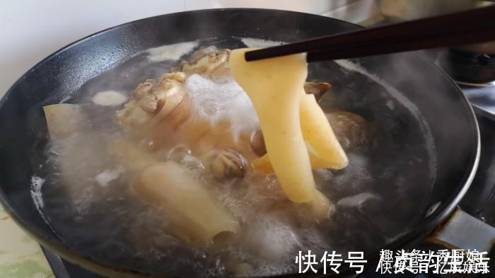 做猪皮冻时，焯水后直接煮就错了，教你一招，猪皮清澈透亮还不腥