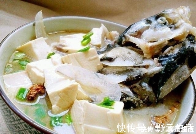 炖鱼汤|炖鱼汤时,用冷水还是热水?多数人没弄清楚,难怪鱼肉不嫩汤不鲜