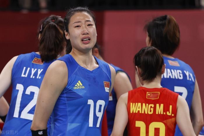 李盈莹|3-0也救不了中国女排，丁霞赛后痛哭被指责，选择性传球毁了球队