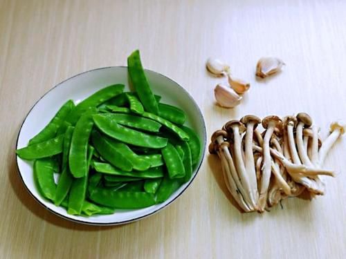  干净之后|荷兰豆和海鲜菇是“天生一对”，炒一炒，味道鲜美超下饭