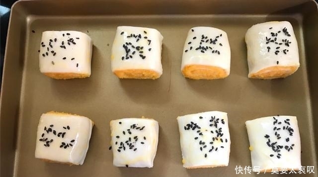  手抓饼的新吃法，包上红薯，一卷一切一烤，美味小甜点做好了