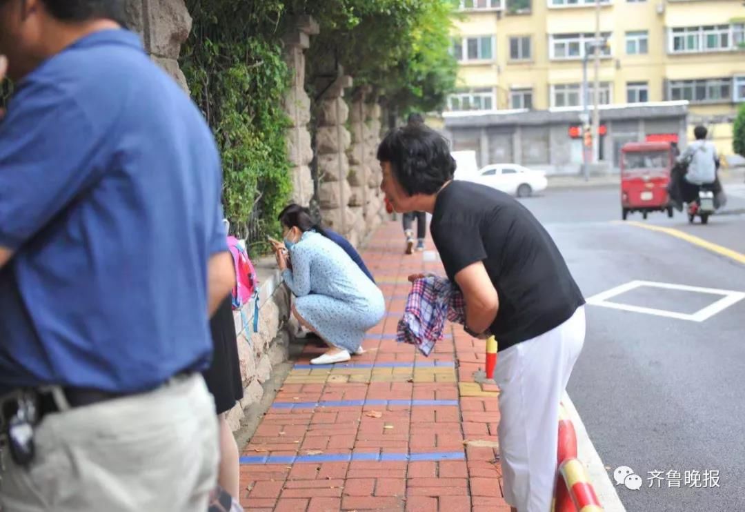 开学|哈哈哈哈！今天开学第一天奇景：校园围墙长满了“家长”