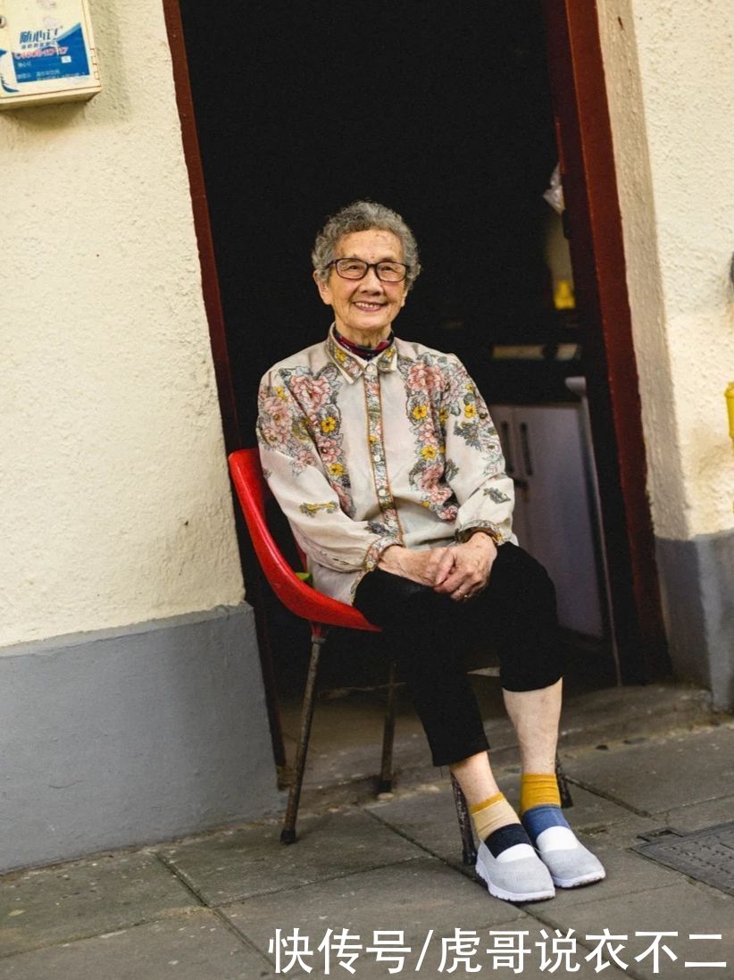 街拍|上海老年人的夏日出街装，比年轻人还会穿，这才是真正的简约时髦