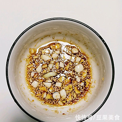 凉拌鸡胸肉丝这样做,解馋堪比红烧肉