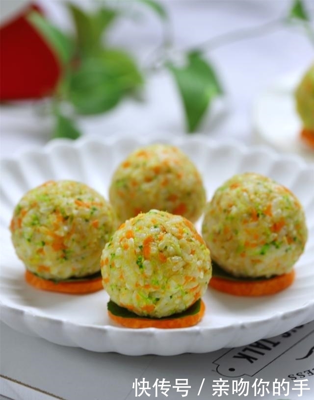 剩米饭新吃法,如此做,孩子三天两头就想吃,连吃3个才过瘾!