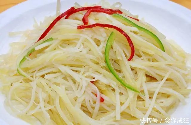 脆爽|炒土豆丝前,用水冲洗是错误的?大厨教你3招,爽脆不粘锅!