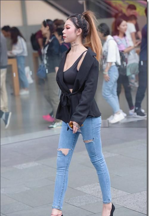 街头美女的另类造型，拿“图钉”当配饰，故意“剪破”牛仔裤