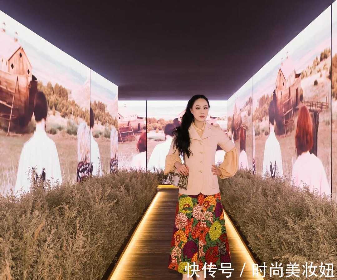 色系|章小蕙活成女人羡慕的样子,58岁穿搭精致优雅,藏不住的贵气感