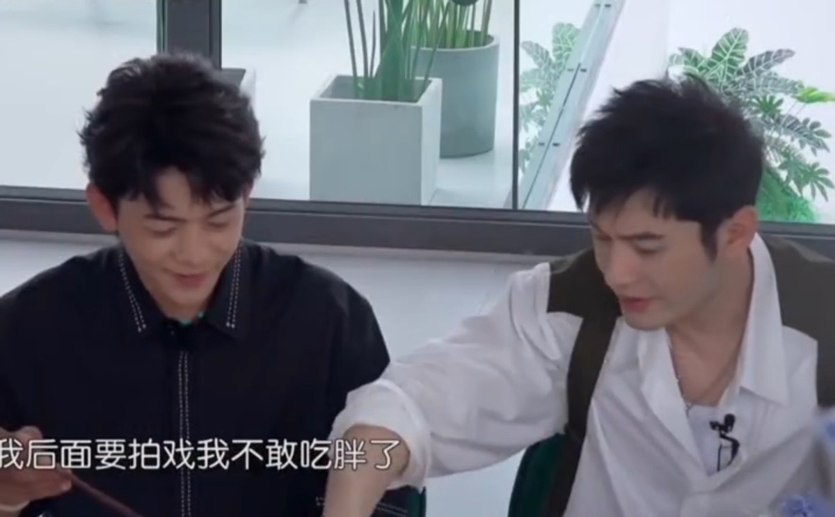 黄晓明暴瘦后仍坚持减肥,1碗面只吃1根,惹宁静嫌弃连称有点作