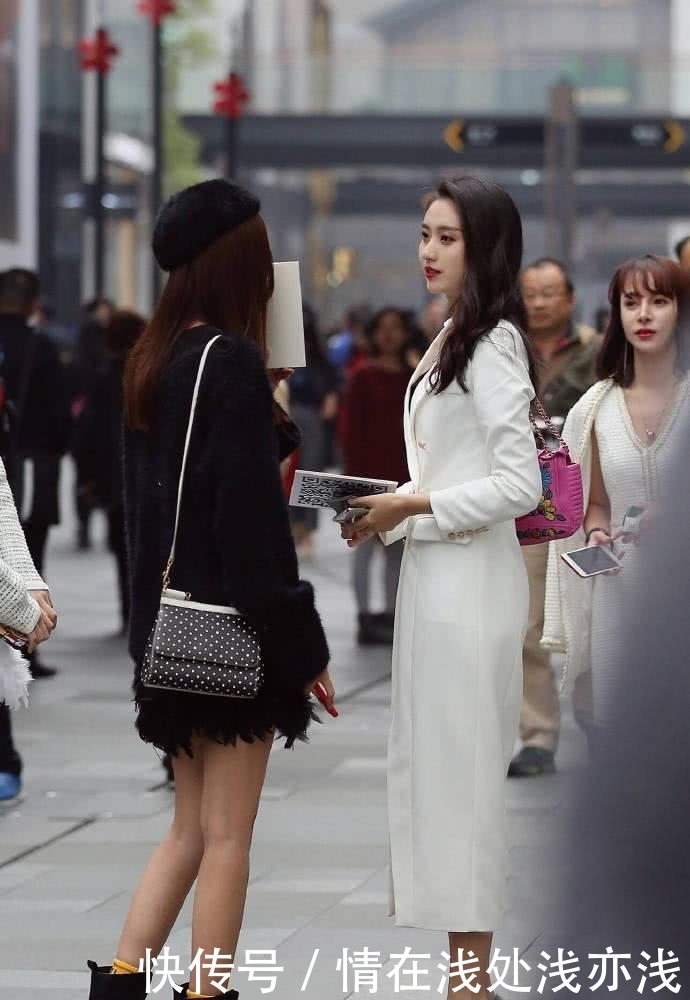 小姐姐|街拍:漂亮小姐姐身材高挑,还会穿衣打扮