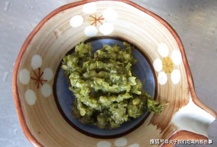 技巧|腌韭花酱的季节到了,记住一个技巧,放一年也绿油油的,鲜香不变质