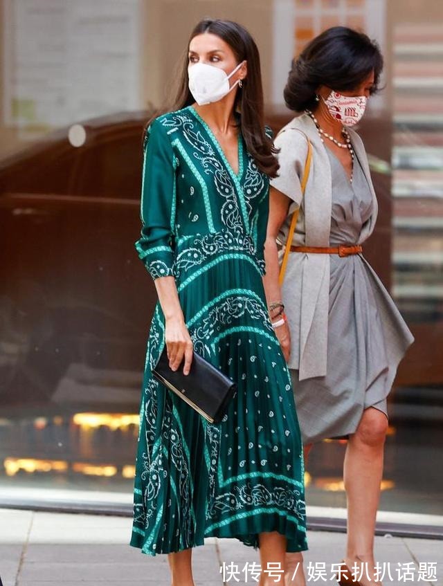 色号 莱后也有私心丨出席活动五度垂青绿野裙,网友高跟鞋才是挚爱款!