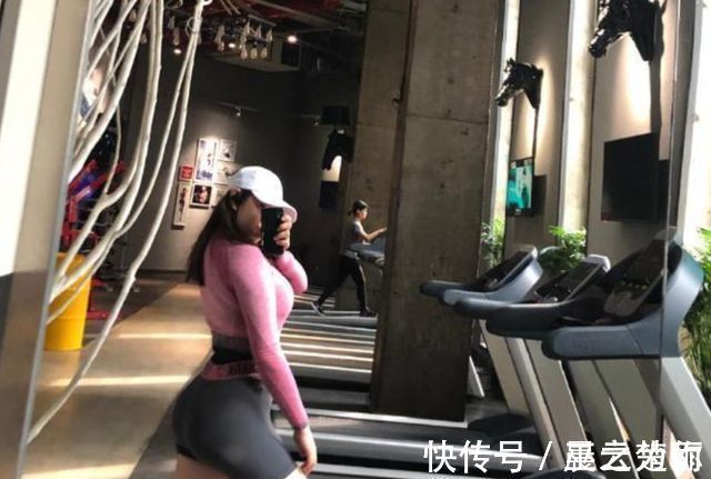 身材|性感美女身材凹凸有致,因为自拍意外走红,这项运动帮助大