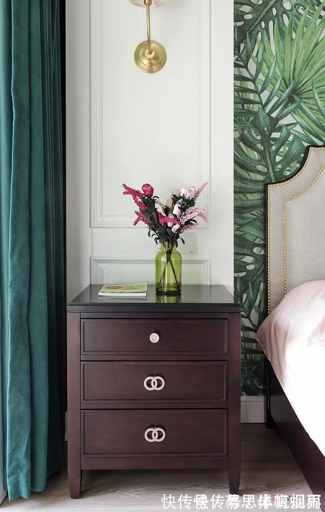 墙板|他家136平新房，家具优雅，客厅大方，背景墙富有品味！太迷人了