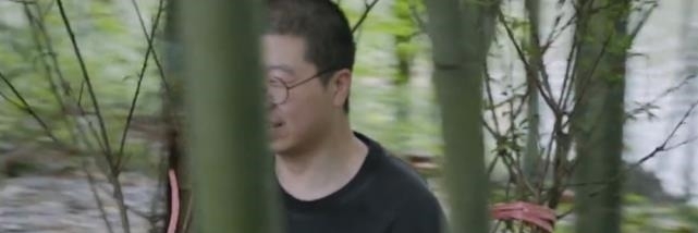 张艺兴|搬树苗也要找人帮黑衣大伯出现在李诞身后，网友真当观众们瞎