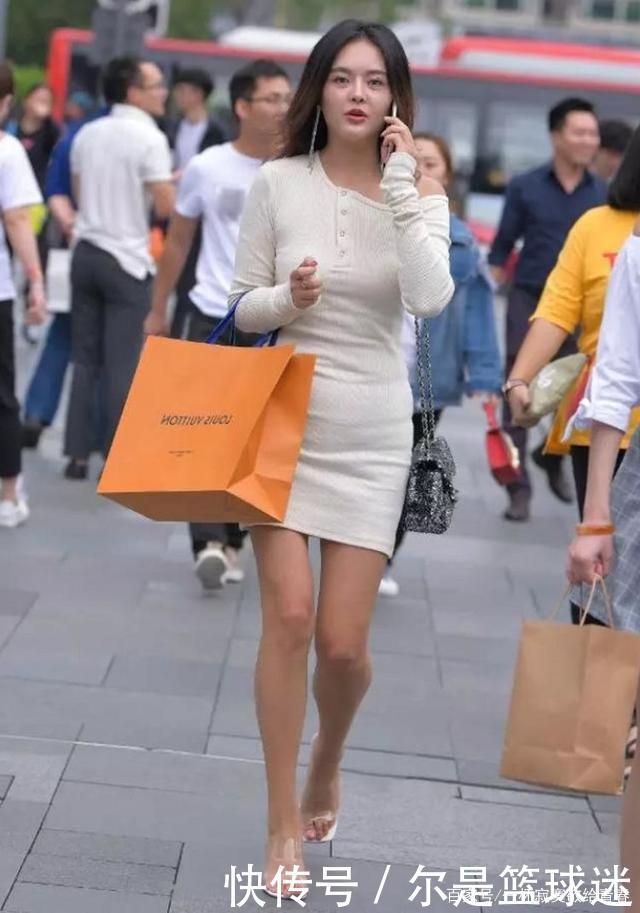 街拍针织纯白色紧身连衣裙,走在街上回头率爆棚