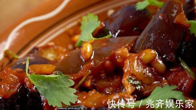 炒茄子先放油就错了，跟着大厨这样做，茄子不吸油不油腻，还入味