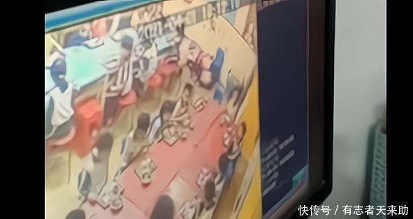 饭菜|7岁男孩朝同学饭菜“吐口水”,被托管人员扇巴掌,家长护短被怼
