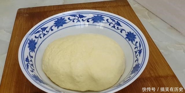 以后面粉就这样做,加3个鸡蛋,不用烤不用蒸,比蛋糕都香甜好吃