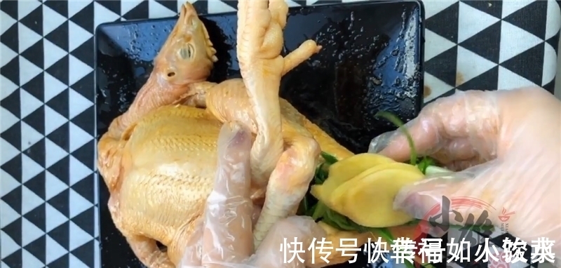 电饭锅|一整只鸡丢进电饭锅, 不用一滴水, 做出来鲜嫩多汁, 超级好吃