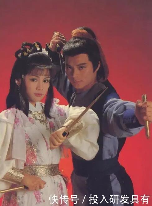 版本的乔峰|83版的乔峰为什么总戴帽子?黄日华摘下帽子后,网友笑出猪叫声