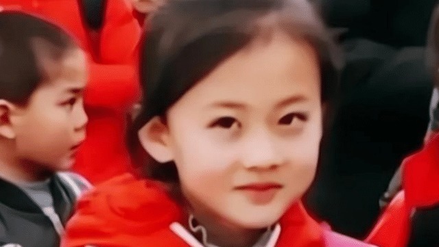 小女孩|7岁女孩微微一笑倾国倾城,面对巨大经济诱惑,父母的回应太意外