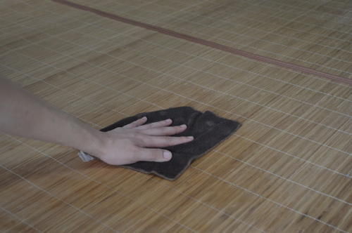 不管凉席多脏多粘,一个简单的方法,一年没洗的凉席,干净又凉爽