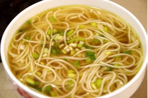 大家一定不要错过这碗面,做法超简单,味道超鲜美,连汤都要喝光