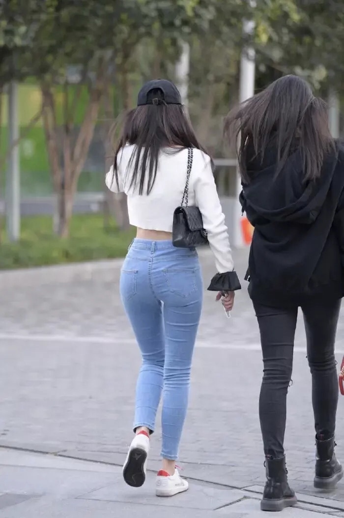 位女士|绰约多逸态,轻盈不自持,同样是牛仔裤穿搭对美的诠释却各有千秋