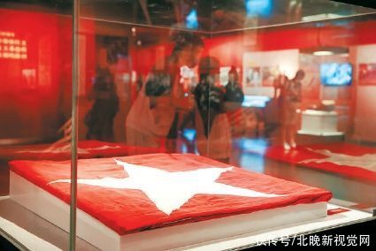 国家大剧院|国家大剧院主题展讲述革命文物背后的故事 新中国第一面五星红旗展出