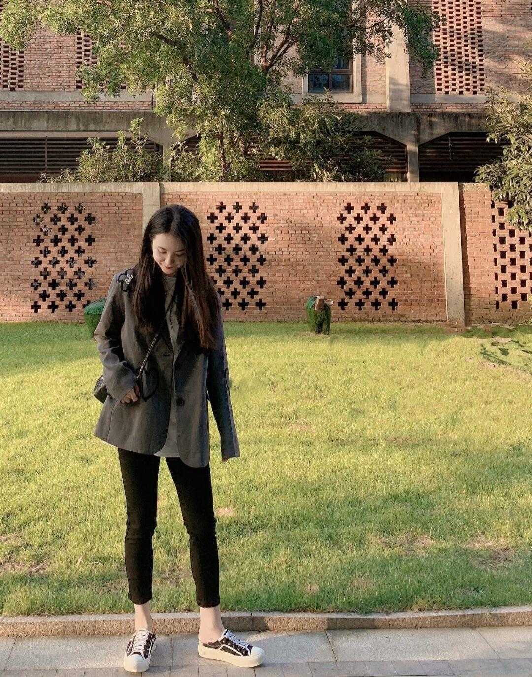 小蛮腰|秋天穿搭温度与风度并存,毛衣开衫搭配九分裤保暖舒适,漂亮大气