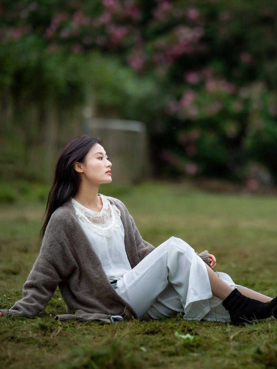 小姐姐 秋冬穿大衣,尽量少配打底裤!搭配半身裙高级又时髦,温柔又优雅