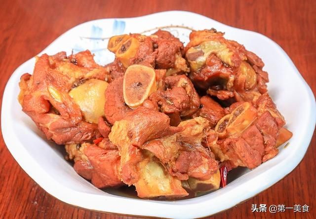 棒骨|大骨头怎么卤才入味？厨师长教你正宗做法，咸香软烂，味道清香