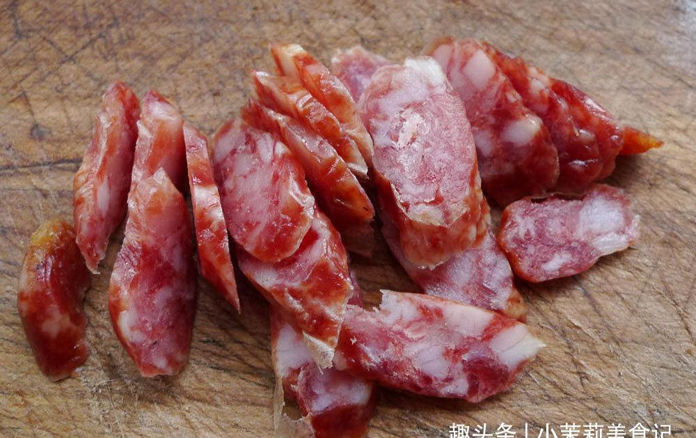 炒腊肠,直接下锅炒不好吃,大厨:多加1步,腊肠香味醇厚口感好