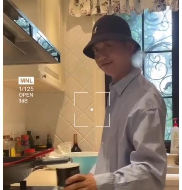男明星做飯被發(fā)現(xiàn)鍋里空蕩蕩，表現(xiàn)很敷衍連假裝炒菜也懶得假裝