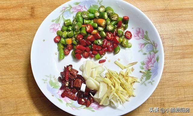 莲藕|教你做“酸辣藕丁”，成菜口感爽脆清香味美，上桌全家都爱吃