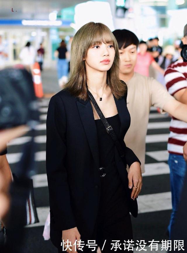 穿着黑色|lisa遭遇时尚大佬,穿黑西服变五五分,竟然火爆全场