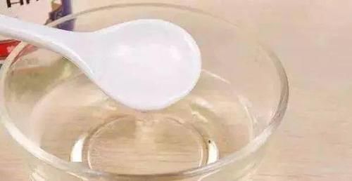 锅用久了底部油渍难除，只需3招，这样会使锅底非常干净，然后把又脏又黑的锅放在上面烤