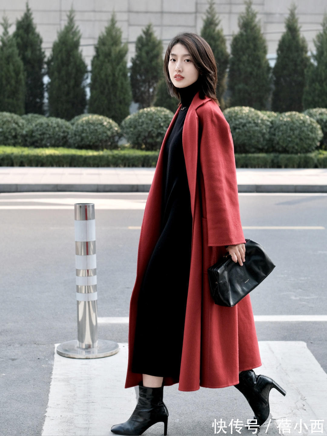 搭配 冬季还是穿“红色大衣”最时髦,搭配黑色或白色,但靠配色就赢了