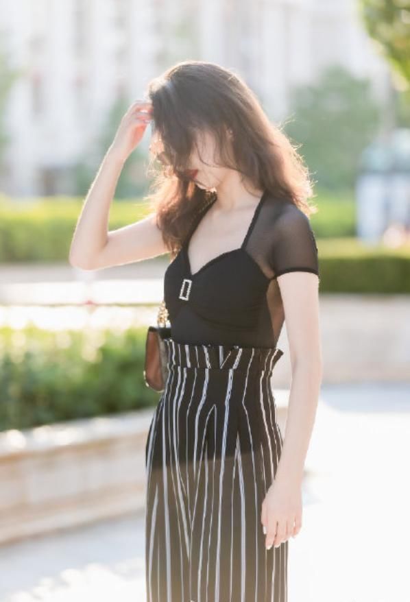 焦点|街拍小姐姐的网纱衣好显身材,配波浪长卷发,回眸一笑美成焦点