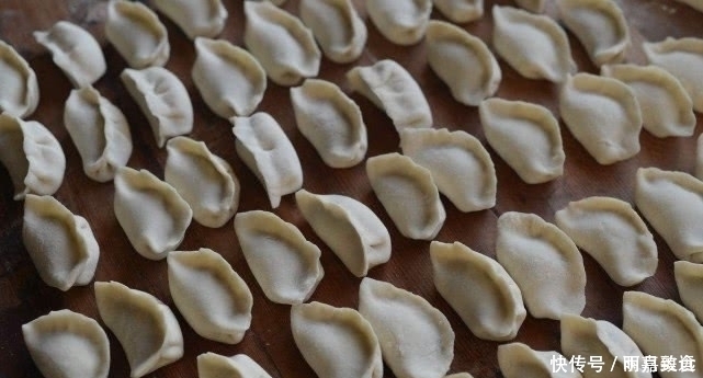 拌猪肉饺子馅时,加水万万不可,省掉这一步,饺子馅更鲜更嫩