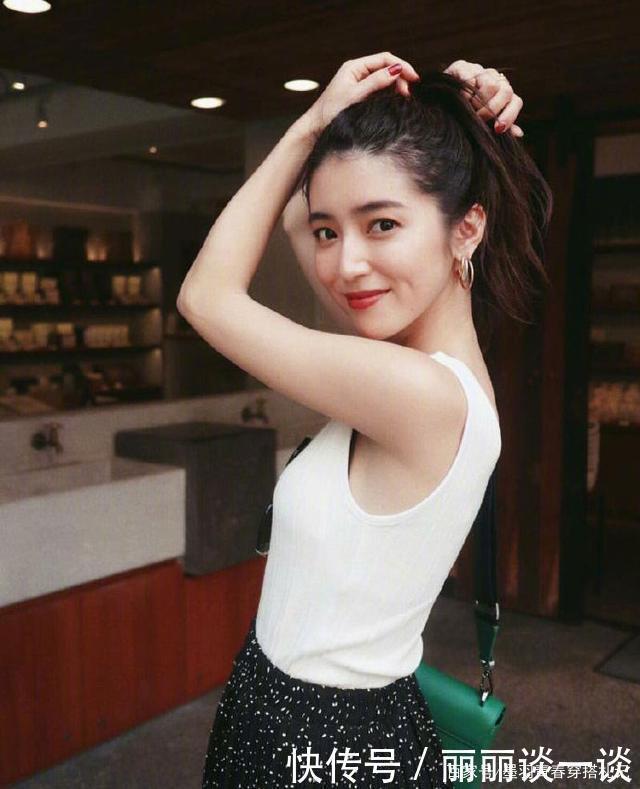 日本火了一位港风博主,基础款只要抹上红唇就时髦,大方又气质