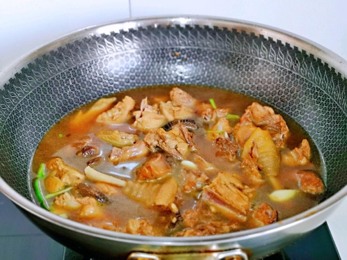 老小|家常红椒烧鸡块，做法简单，鸡肉鲜嫩不柴，全家老小爱吃